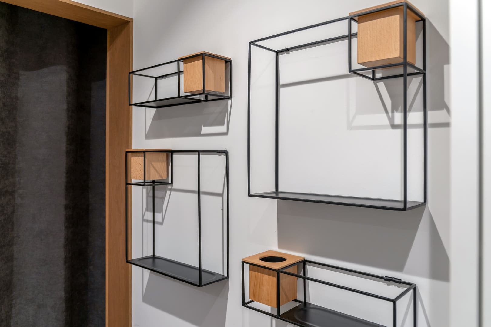 Egybenyitott nappali-konyha tér látványos és funkcionális berendezése fehér és fa felületekkel