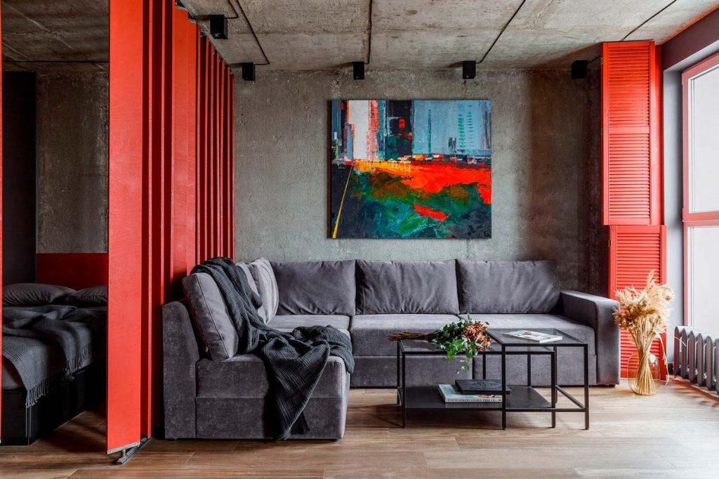 Nem sablon lakberendezés: pirossal felturbózott 43m2-es egyszobás loft lakás ipari stílusban