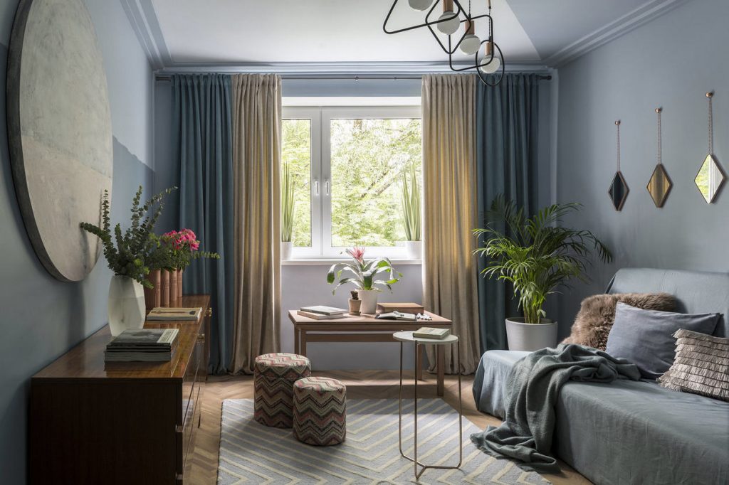 Tipikus 54m2-es panellakásban otthonos skandináv stílusú enteriőr kellemes színekkel, örökölt bútorokkal