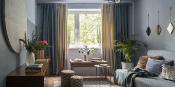 Tipikus 54m2-es panellakásban otthonos skandináv stílusú enteriőr kellemes színekkel, örökölt bútorokkal