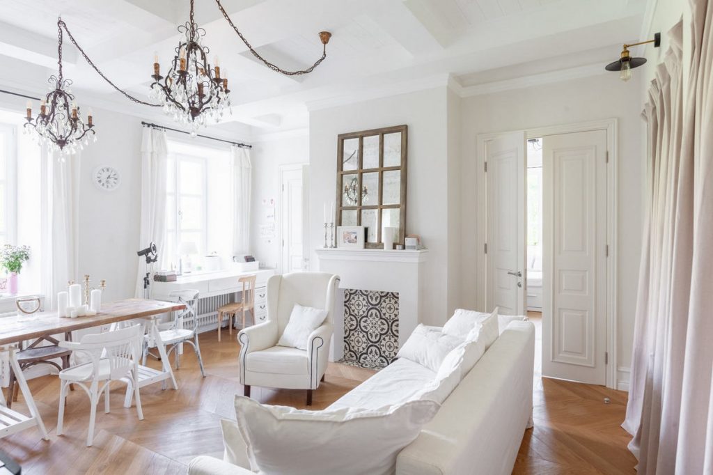 Tiszta fehérben: vidéki ház hangulatával saját lakását rendezte be a belsőépítész hölgy