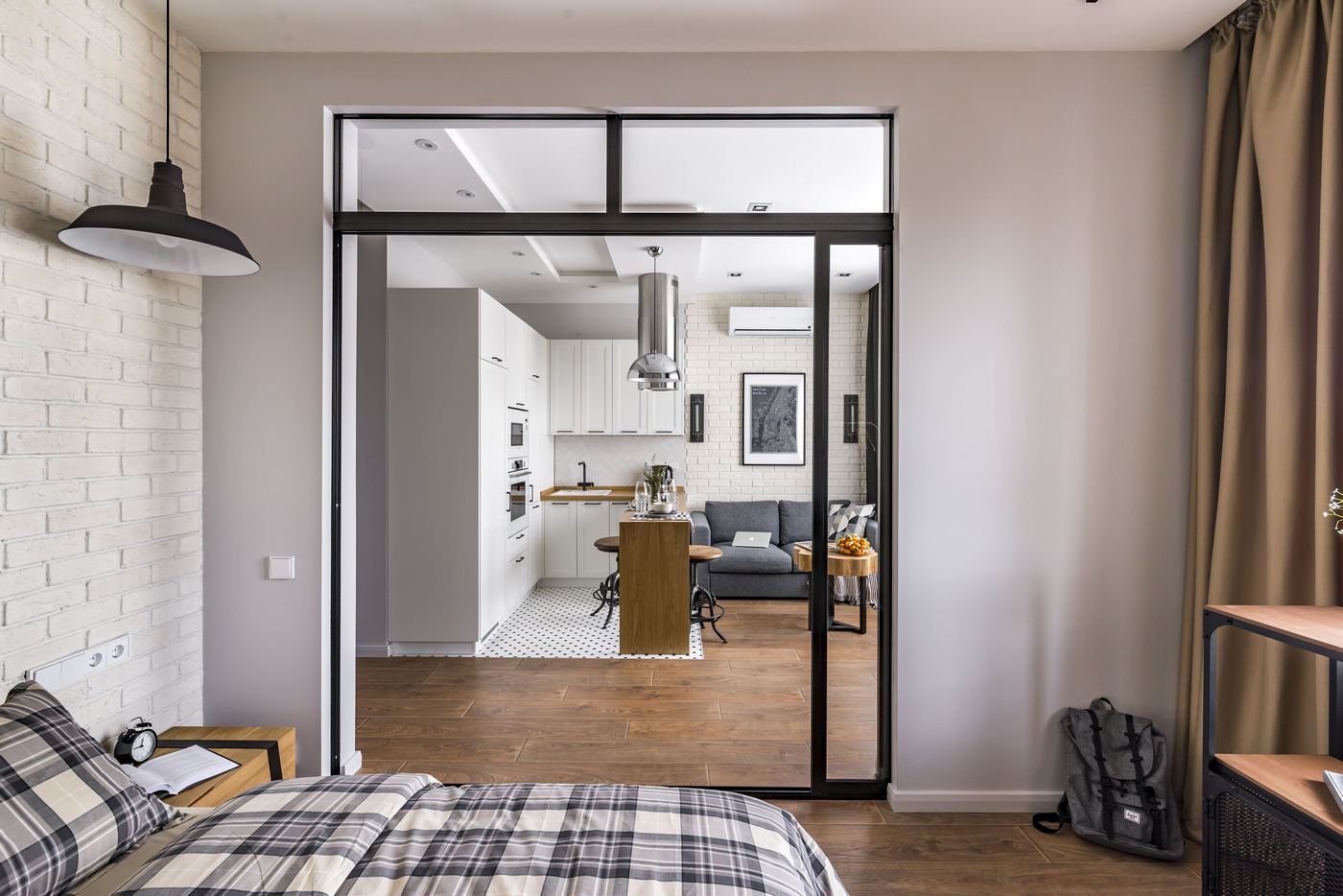 Üvegfallal és tolóajtóval külön nappali és háló zónákra osztott tér Üvegfallal és tolóajtóval külön nappali és háló zónákra osztott tér