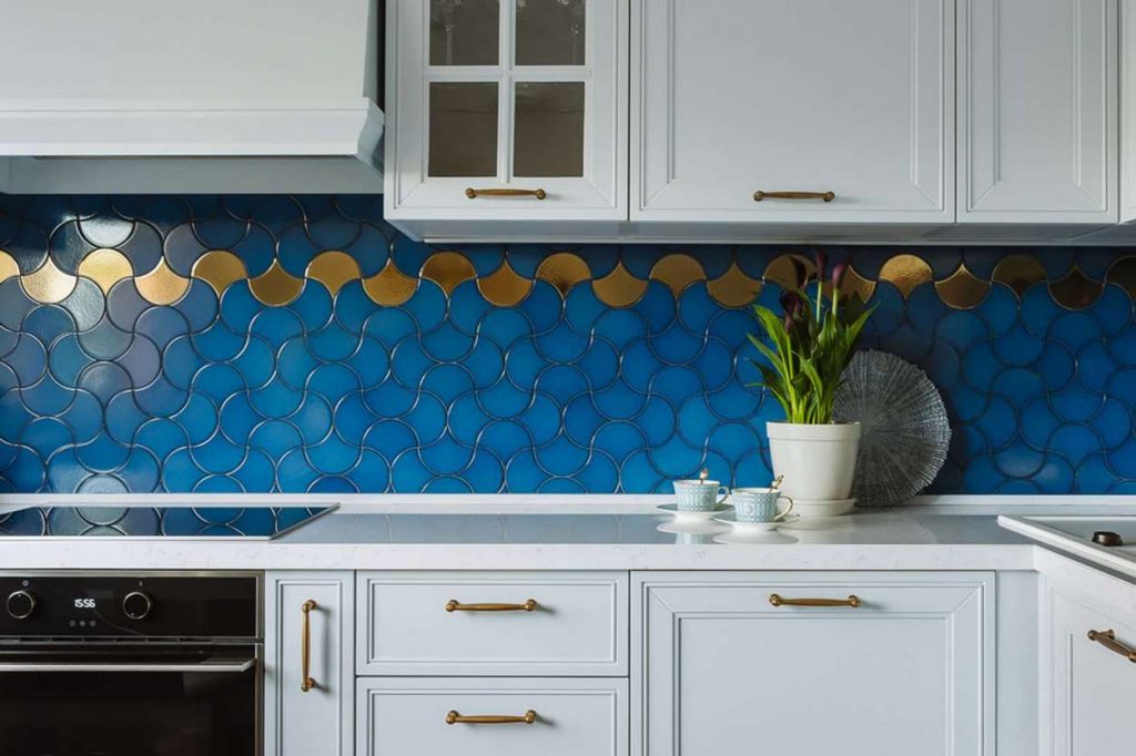 14 új konyha hátfal ötlet 3D gipsz falpanelektől a terrazzo, üveg és tükör megoldásokig