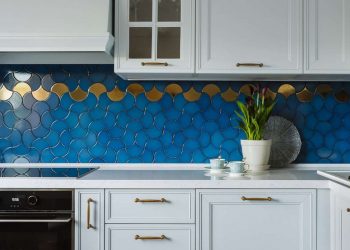 14 új konyha hátfal ötlet 3D gipsz falpanelektől a terrazzo, üveg és tükör megoldásokig