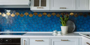 14 új konyha hátfal ötlet 3D gipsz falpanelektől a terrazzo, üveg és tükör megoldásokig