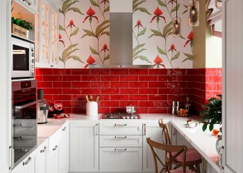 8m2-es konyha vörös metro csempével, mintás tapétával és étkezőpulttal ablak előtt