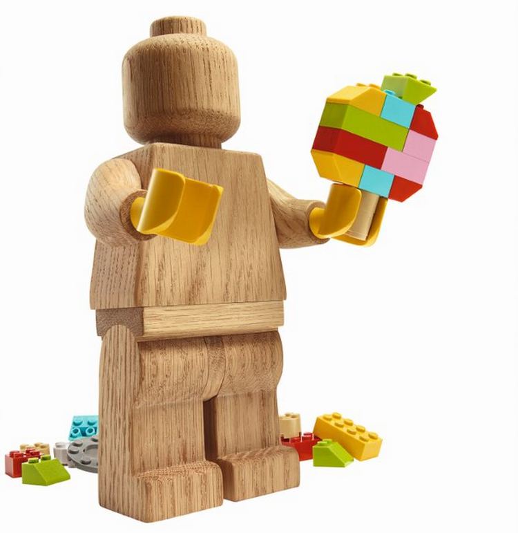 a minifigura 5:1 méretarányú, fa változatával indít az új LEGO® Originals™ sorozat