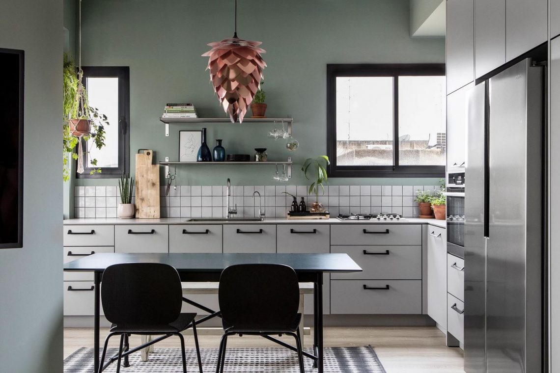 Divatos zöld és finom rózsaszín árnyalatok 73m2-en tágas konyhával, boho-chic stílusú berendezés