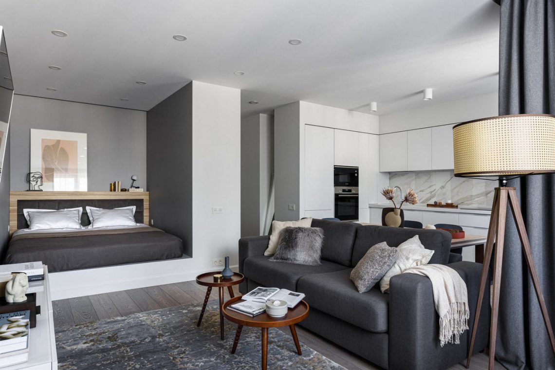 Egyszobás, modern otthon tágas nappali-konyhával, fehér-szürke színpalettával, gardróbszobával