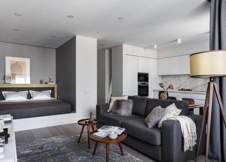 Egyszobás, modern otthon tágas nappali-konyhával, fehér-szürke színpalettával, gardróbszobával