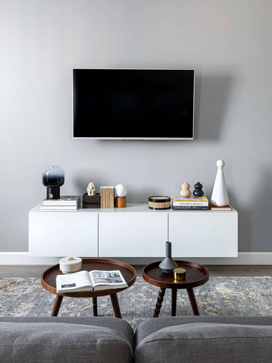 nappali - Egyszobás, modern otthon tágas nappali-konyhával, fehér-szürke színpalettával, gardróbszobával nappali - Egyszobás, modern otthon tágas nappali-konyhával, fehér-szürke színpalettával, gardróbszobával