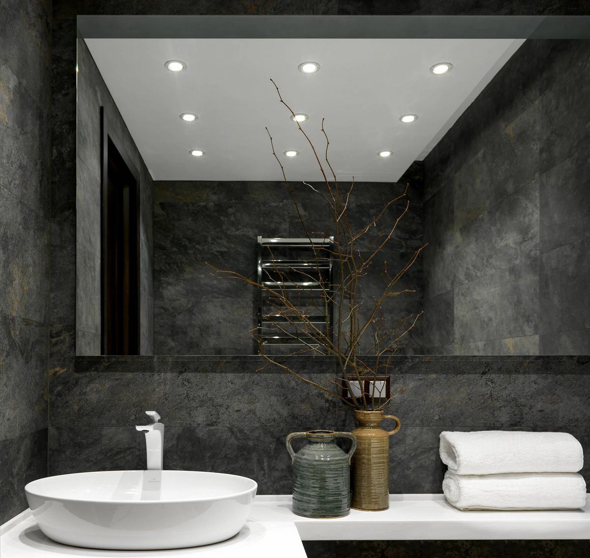 Férfias lakberendezés: hogyan tette otthonossá és kényelmessé a lakberendező a sötét színekkel dekorált lakást