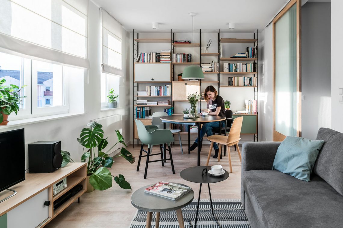 Fiatal pár ízléses egyszerűséggel berendezett 45m2-es otthona - a teret tágasnak mutató bútorok és színek