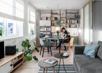 Fiatal pár ízléses egyszerűséggel berendezett 45m2-es otthona - a teret tágasnak mutató bútorok és színek