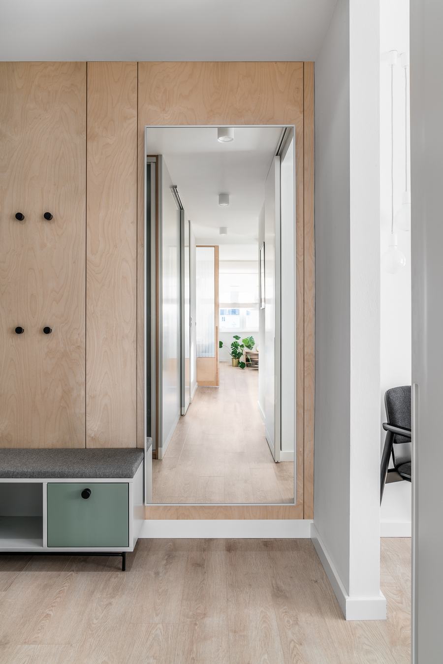 Fiatal pár ízléses egyszerűséggel berendezett 41m2-es otthona - a teret tágasnak mutató bútorok és színek Fiatal pár ízléses egyszerűséggel berendezett 41m2-es otthona - a teret tágasnak mutató bútorok és színek