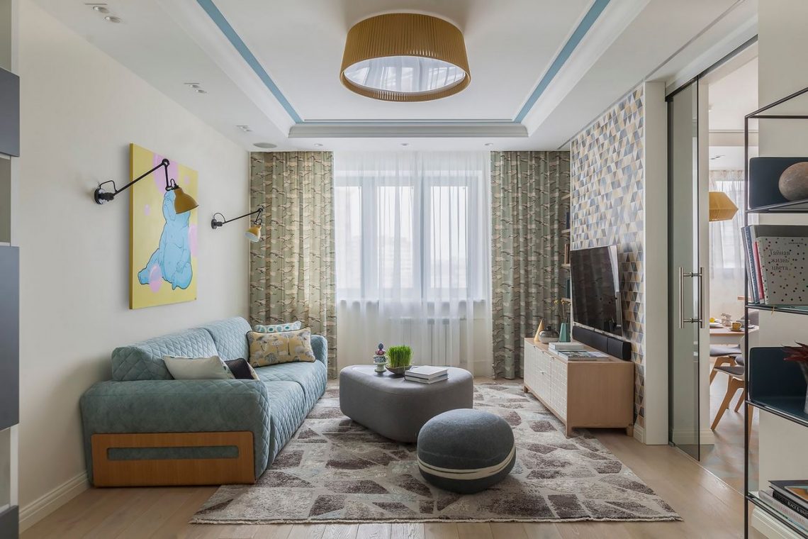 Finoman nőies, lágy dekoráció fiatal hölgy kétszobás lakásában, bézs, kék, fehér, szürke színekkel