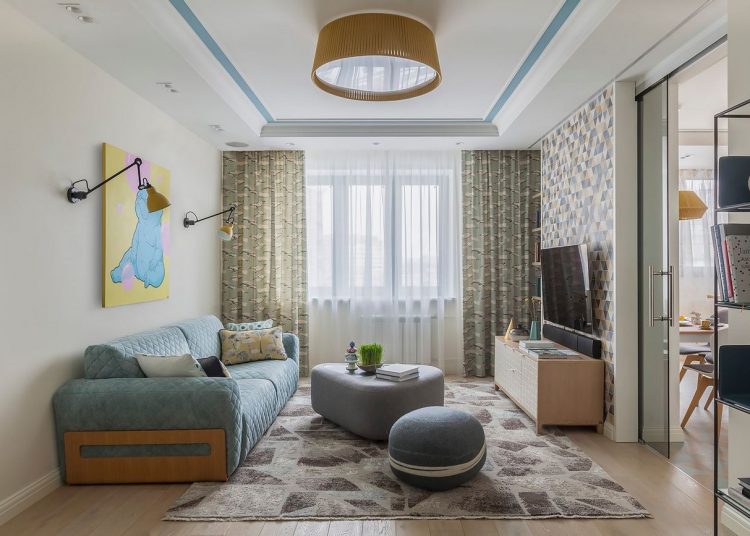 Finoman nőies, lágy dekoráció fiatal hölgy kétszobás lakásában, bézs, kék, fehér, szürke színekkel