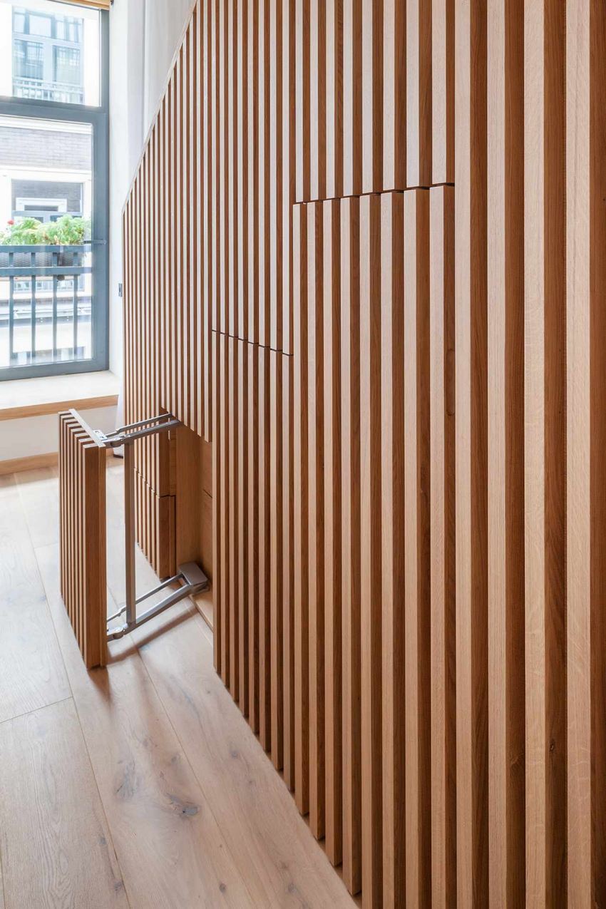 modern városi lakás egy személynek 40m2-en, galériával, fehér és fa felületek kombinációjával modern városi lakás egy személynek 40m2-en, galériával, fehér és fa felületek kombinációjával