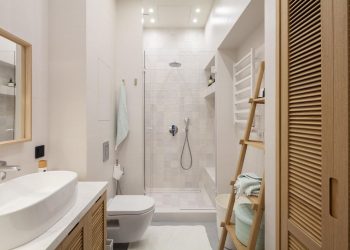 modern városi lakás egy személynek 40m2-en, galériával, fehér és fa felületek kombinációjával