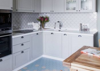 Jó elosztás, szép színek, kényelmes berendezés kétszobás, 65m2-es lakásban, praktikus tárolórendszerrel