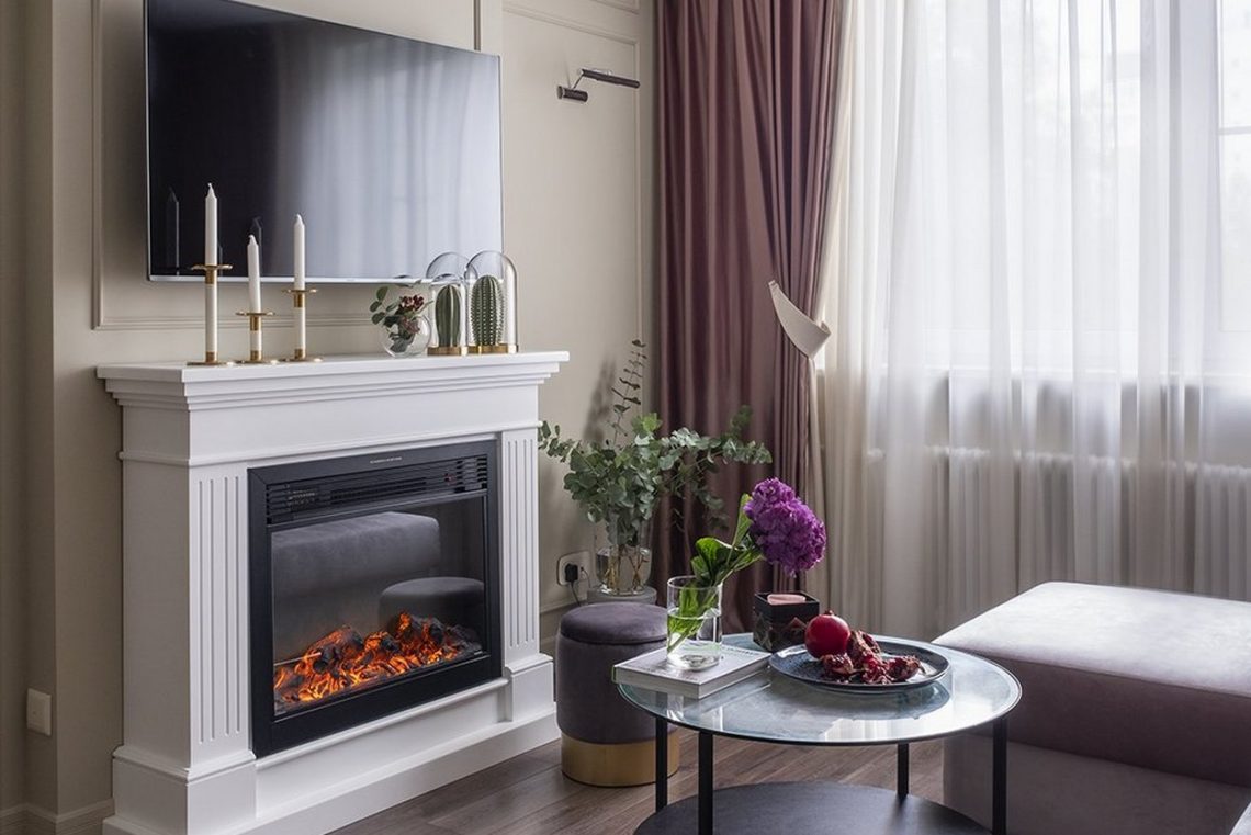 Lágy, krémes, nőies színek négyfős család 75m2-es otthonában - kandalló, tapéta és félig fényes falfesték