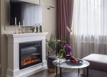 Lágy, krémes, nőies színek négyfős család 75m2-es otthonában - kandalló, tapéta és félig fényes falfesték