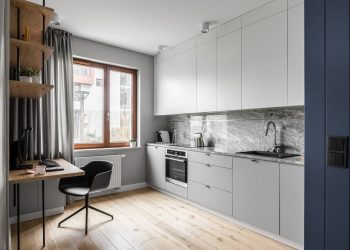 konyha - Mélykék előszobafal rejtett ajtókkal, sok természetes anyag, intim, sötét fürdőszoba 68m2-es lakásban