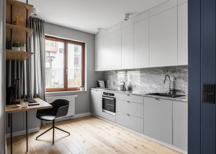 konyha - Mélykék előszobafal rejtett ajtókkal, sok természetes anyag, intim, sötét fürdőszoba 68m2-es lakásban