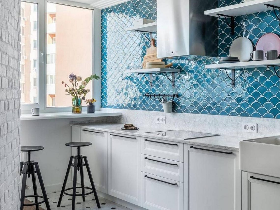 Modern, fiatalos lakberendezés, tágas, nyitott közös tér négyfős család 76m2-es új építésű lakásában