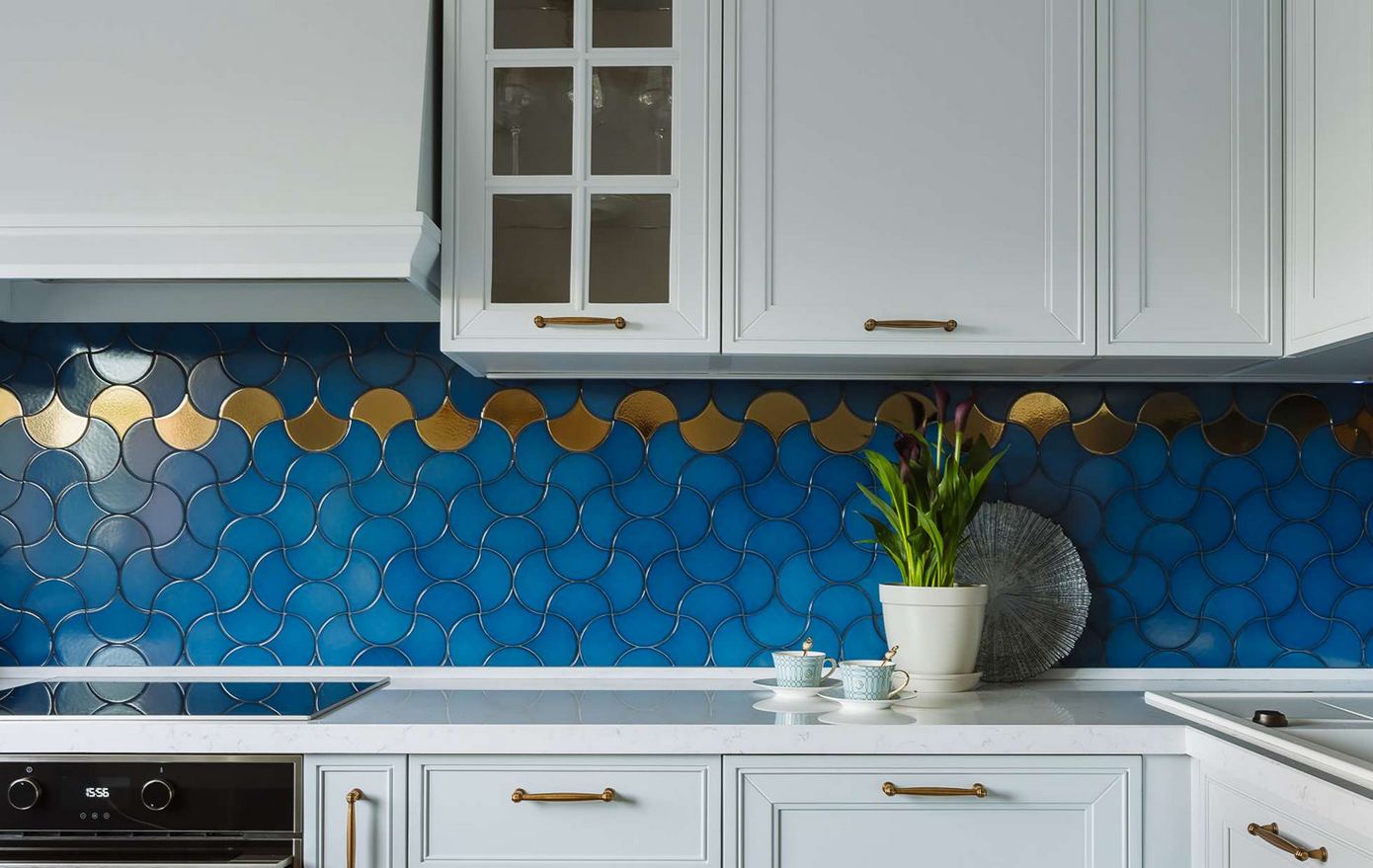 kék és arany konyha hátfal, pikkely csempe - Nem kellett átrendezni falakat a kényelmes és szép berendezéshez a 81m2-es háromszobás lakásban kék és arany konyha hátfal, pikkely csempe - Nem kellett átrendezni falakat a kényelmes és szép berendezéshez a 81m2-es háromszobás lakásban