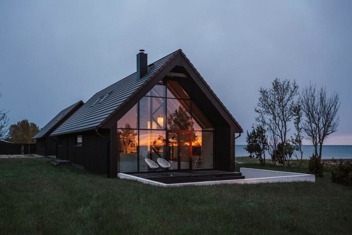 Summer retreat, two black gabled cabins on an Estonian beach / Hanna Karits