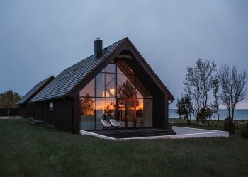 Summer retreat, two black gabled cabins on an Estonian beach / Hanna Karits