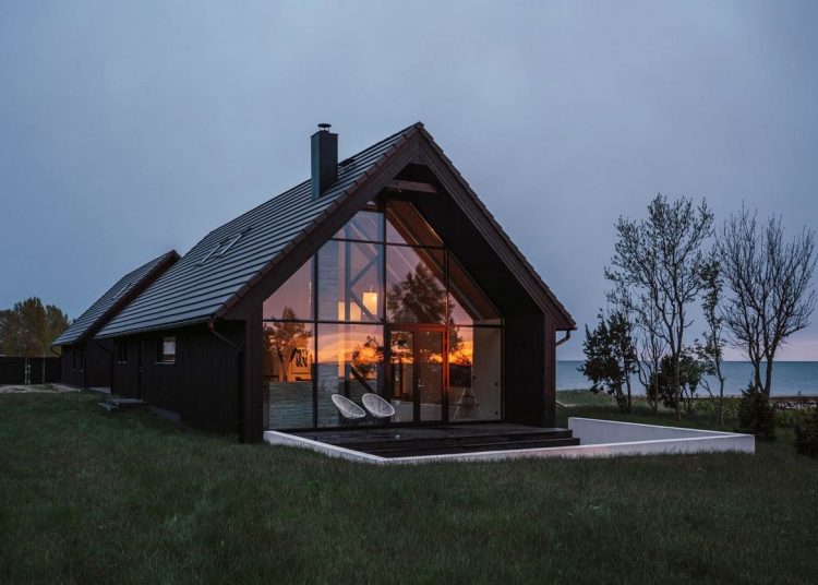 Summer retreat, two black gabled cabins on an Estonian beach / Hanna Karits