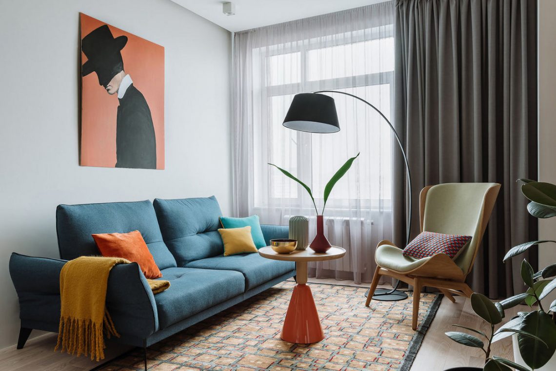 Színes kiegészítők világos háttérrel, természetes anyagok, kreatív részletek egy család 60m2-es lakásában