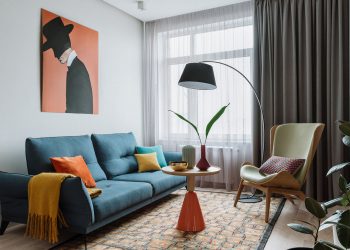 Színes kiegészítők világos háttérrel, természetes anyagok, kreatív részletek egy család 60m2-es lakásában