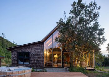 Traditional house with a modern twist / Maullin Lodge / AVON Arquitectos © Marcos Zegers