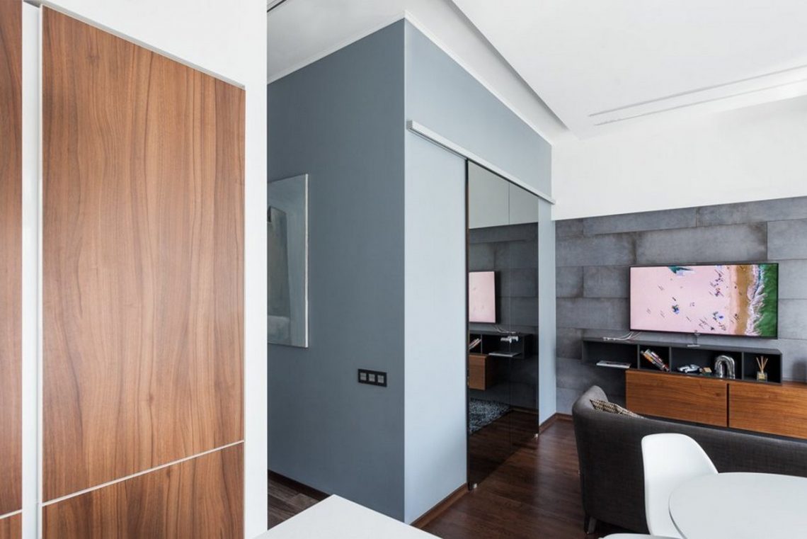 Tükrök mögé rejtett hálószoba, minimál konyha, 40m2-es lakás egy jól felszerelt hotelszoba stílusában