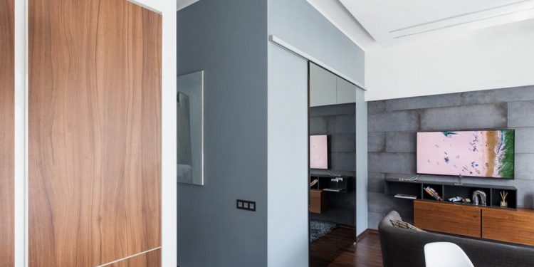 Tükrök mögé rejtett hálószoba, minimál konyha, 40m2-es lakás egy jól felszerelt hotelszoba stílusában