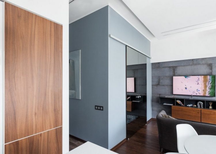 Tükrök mögé rejtett hálószoba, minimál konyha, 40m2-es lakás egy jól felszerelt hotelszoba stílusában