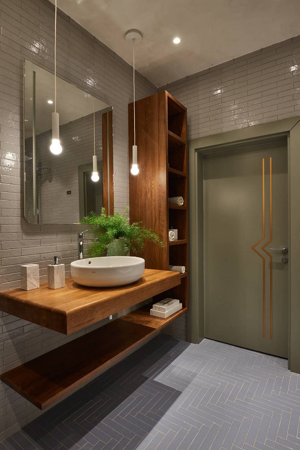 Fürdőszoba burkolatok, fa mosdópult és polcok, színek harmóniája