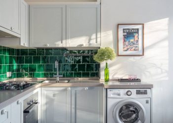 Szép konyha hátfal csempe és mosógép a munkalap alatt