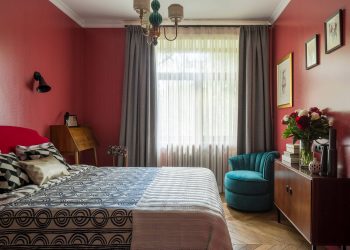 Hálószoba - Anya és tízéves lánya színesen berendezett 73m2-es otthona - türkiz tapéta, mélypiros hálószoba fal