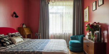 Hálószoba - Anya és tízéves lánya színesen berendezett 73m2-es otthona - türkiz tapéta, mélypiros hálószoba fal