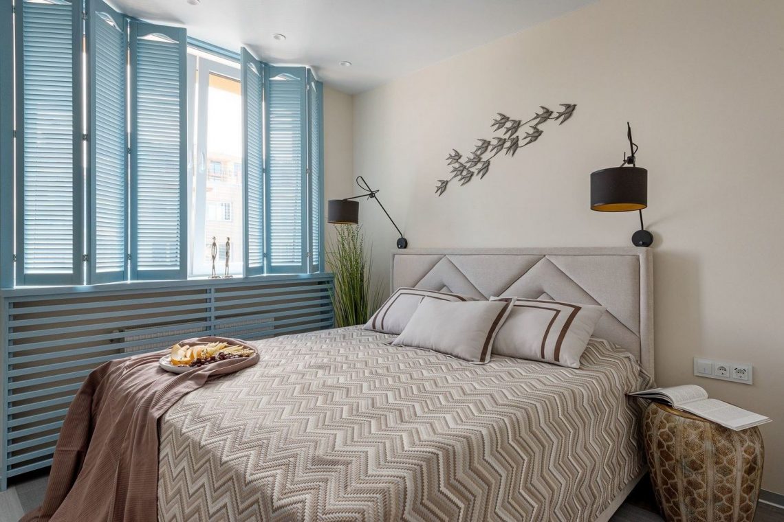 Bézs és világoskék, derűs, természetes hangulatú berendezés 47m2-es lakásban