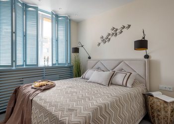 Bézs és világoskék, derűs, természetes hangulatú berendezés 47m2-es lakásban