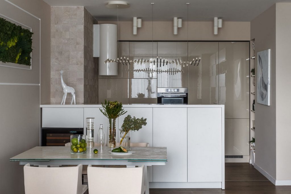 Bézs-fehér modern konyha és nappali egy térben, étkezővel, bútorok és színek egységes megjelenéssel nyitott térben