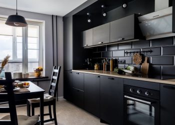 Fekete konyha fiatal pár alacsony költségvetéssel berendezett 42m2-es panellakásában