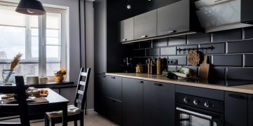 Fekete konyha fiatal pár alacsony költségvetéssel berendezett 42m2-es panellakásában