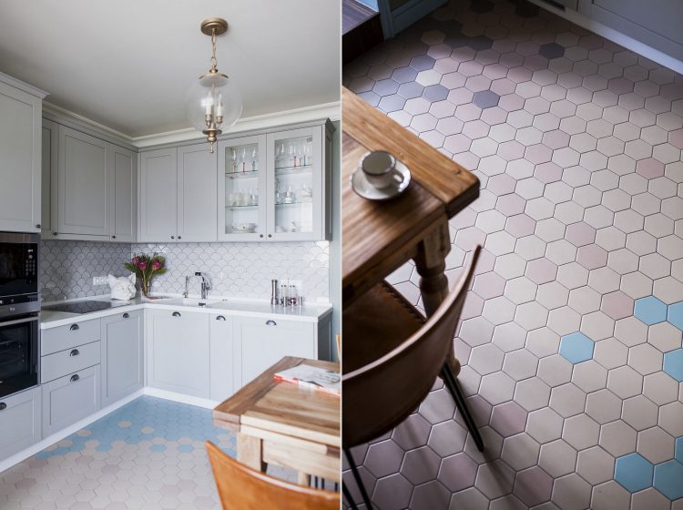Konyha inspiráció szürke konyhabútorral, fehér pikkely csempe hátfallal, kék, lila, krém árnyalatokkal kirakott hatszögletű kerámia padlóburkolattal