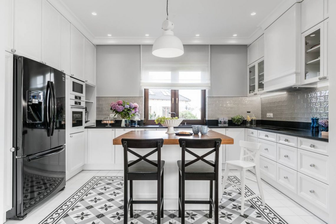 Kétszintes családi ház modern, világos, természetes hangulatú berendezéssel, tágas, kényelmes terekkel